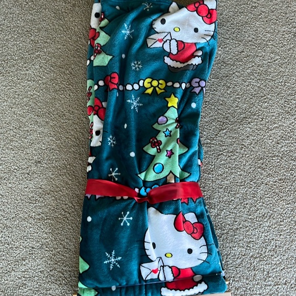 NWT Sanrio Hello Kitty and Friends Plush Christmas Throw 60x70 inches - Picture 7 of 8